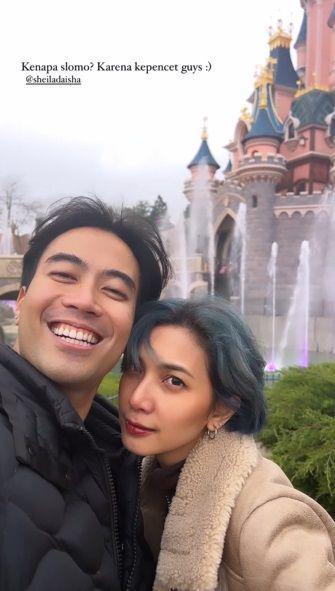 Vidi Aldiano dan Sheila Dara di Disneyland Paris (instagram.com/vidyaldiano)