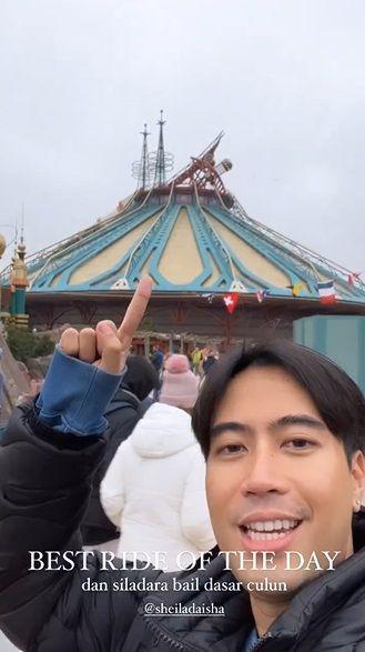 Vidi Aldiano dan Sheila Dara di Disneyland Paris (instagram.com/vidyaldiano)