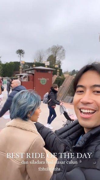 Vidi Aldiano dan Sheila Dara di Disneyland Paris (instagram.com/vidyaldiano)