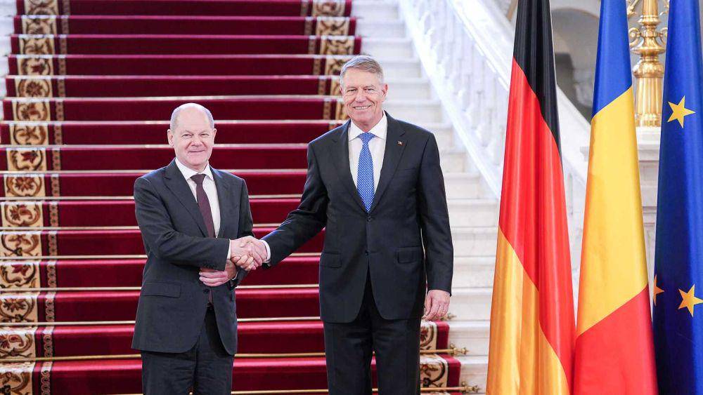 Presiden Rumania Klaus Iohannis (kanan) sambut Kanselir Jerman Olaf Scholz di Bucharest, Senin (3/4/2023) untuk pertemuan bilateral (twitter.com/KlausIohannis)