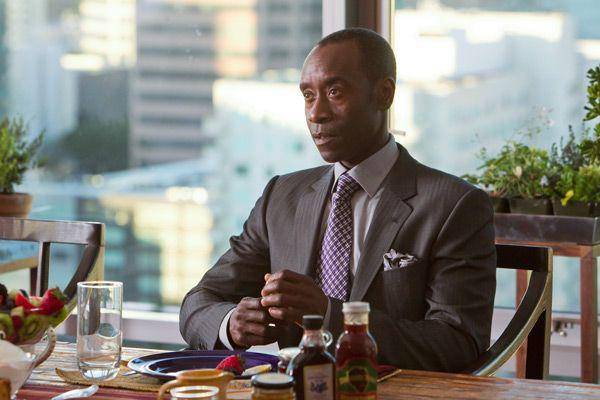 Don Cheadle dalam serial House of Lies (dok. Showtime Networks/House of Lies)