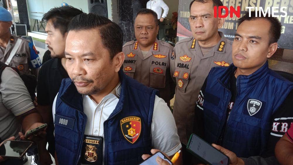 Direskrimum Polda Jateng Kombes Pol Johanson Ronald Simamora saat memaparkan hasil ungkap kasus perampokan di Cilacap. (IDN Times/Fariz Fardianto)
