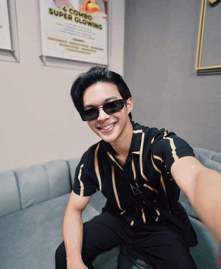 outfit cowok mamba ala Rey Mbayang (instagram.com/rey_mbayang)