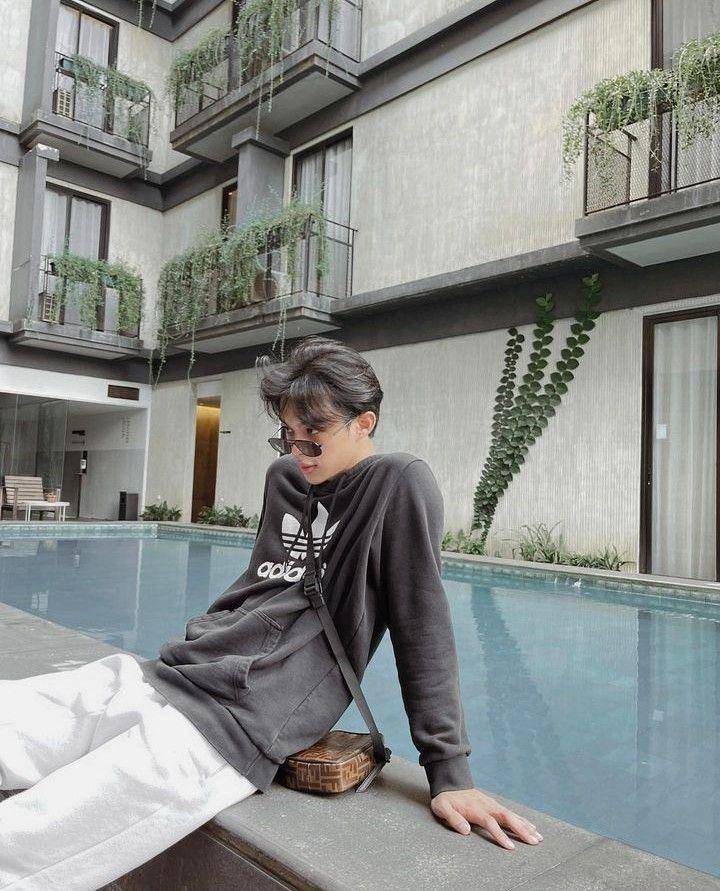 outfit cowok mamba ala Rey Mbayang (instagram.com/rey_mbayang)