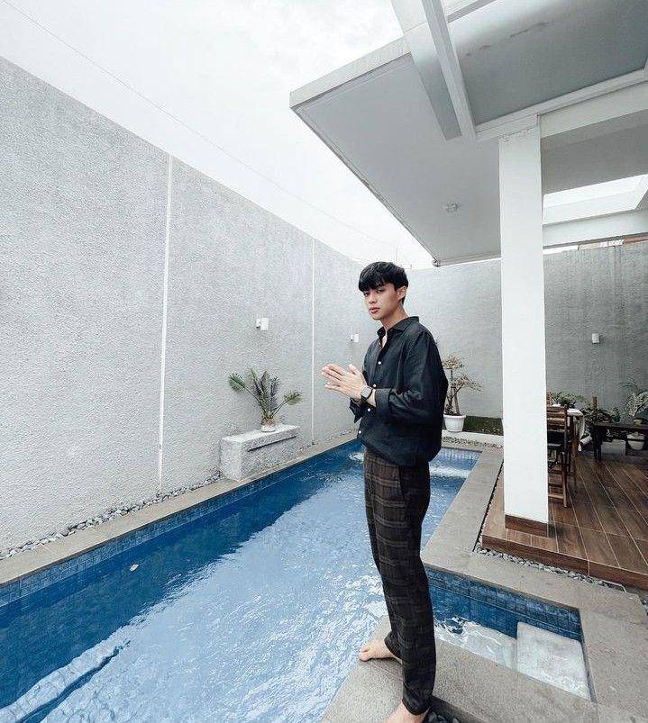 outfit cowok mamba ala Rey Mbayang (instagram.com/rey_mbayang)