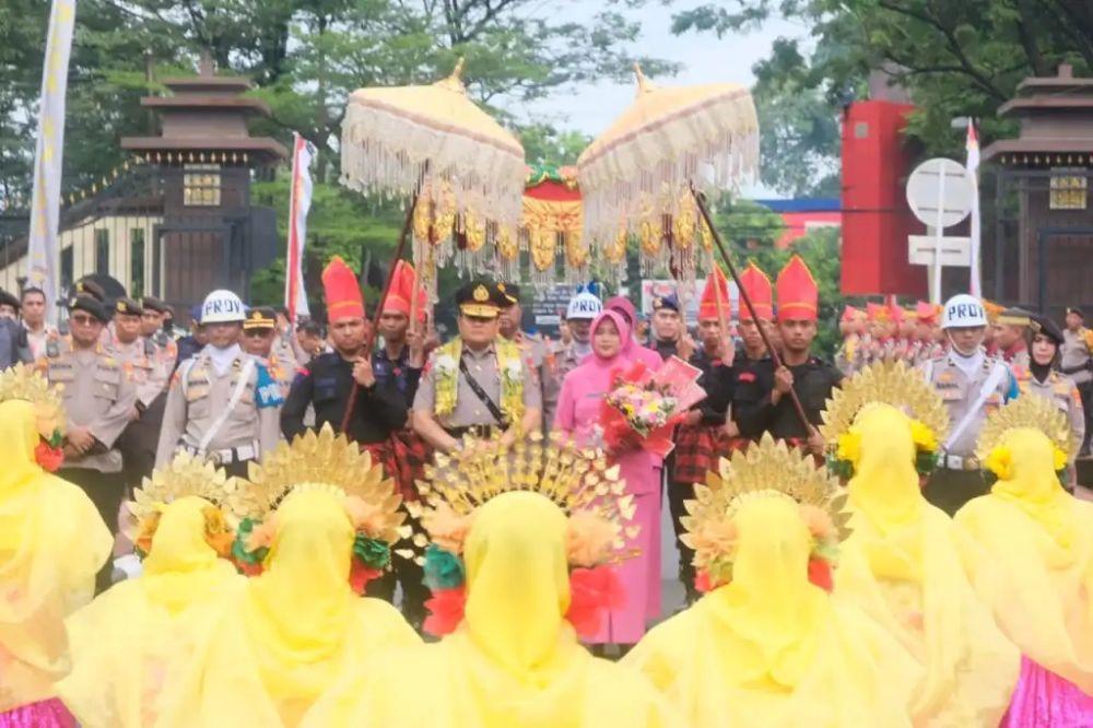 Kapolda Sulsel Irjen Setyo Boedi Oetomo disambut tradisi "angngaru" saat pertama kali tiba di Markas Polda Sulsel di Makassar, Senin (3/4/2023). (Dok. Humas Polda Sulsel)