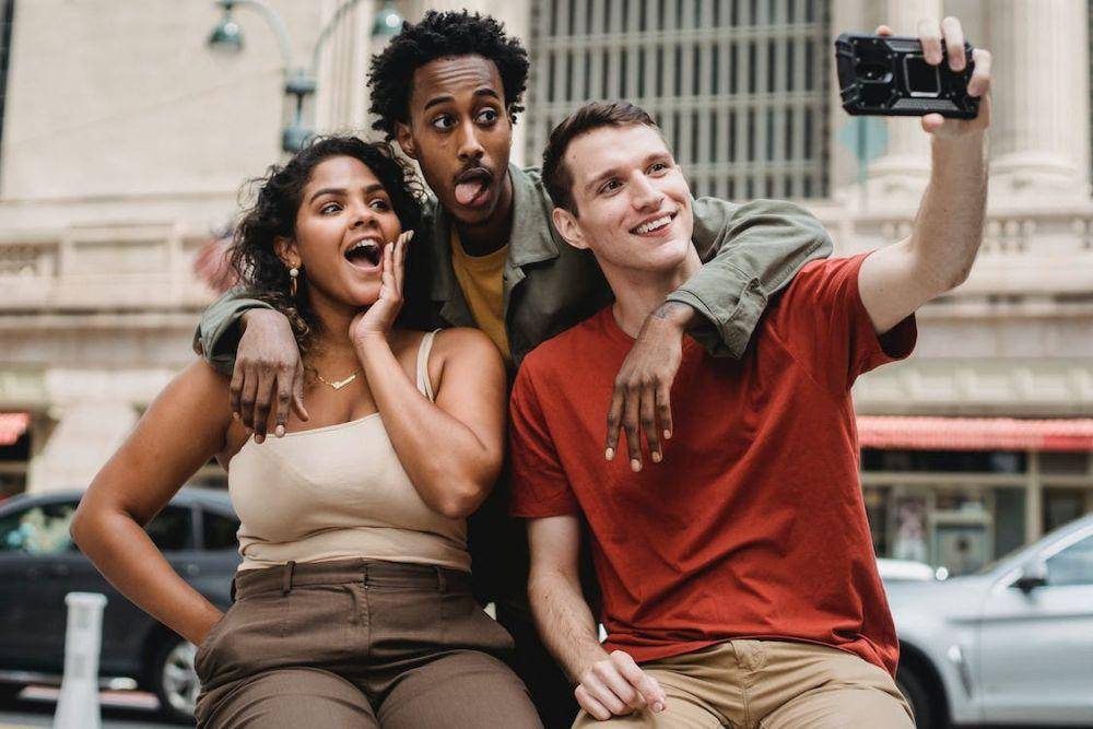 ilustrasi hangout (pexels.com/William Fortunato)