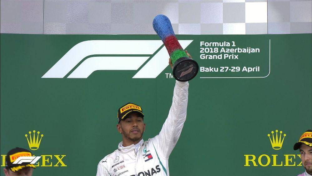Lewis Hamilton mengangkat trofi juara pertama di GP Azerbaijan 2018. (twitter.com/Formula 1)