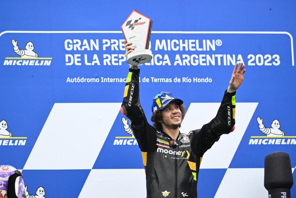 Marco Bezzecchi mengangkat trofi usai finis pertama di main race GP Argentina 2023. (motogp.com)