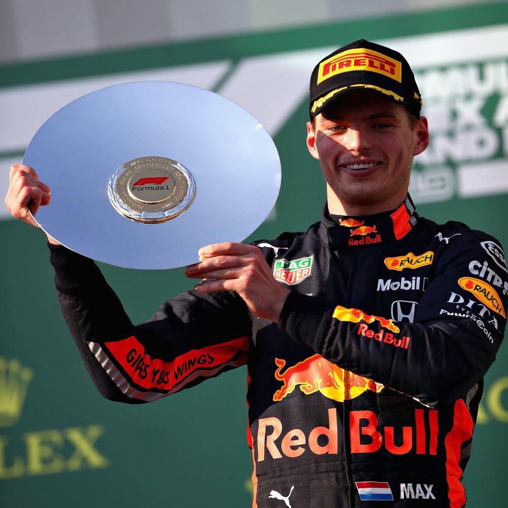 Max Verstappen memegang trofi juara ketiga di GP Australia 2019. (twitter.com/Max Verstappen)