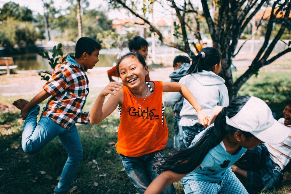 Ilustrasi anak bersosialisasi dengan baik (Unsplash.com/MI PHAM)