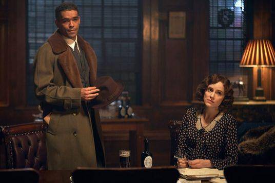 Kingsley Ben-Adir (kiri) dalam serial Peaky Blinders (dok. Netflix/Peaky Blinders)
