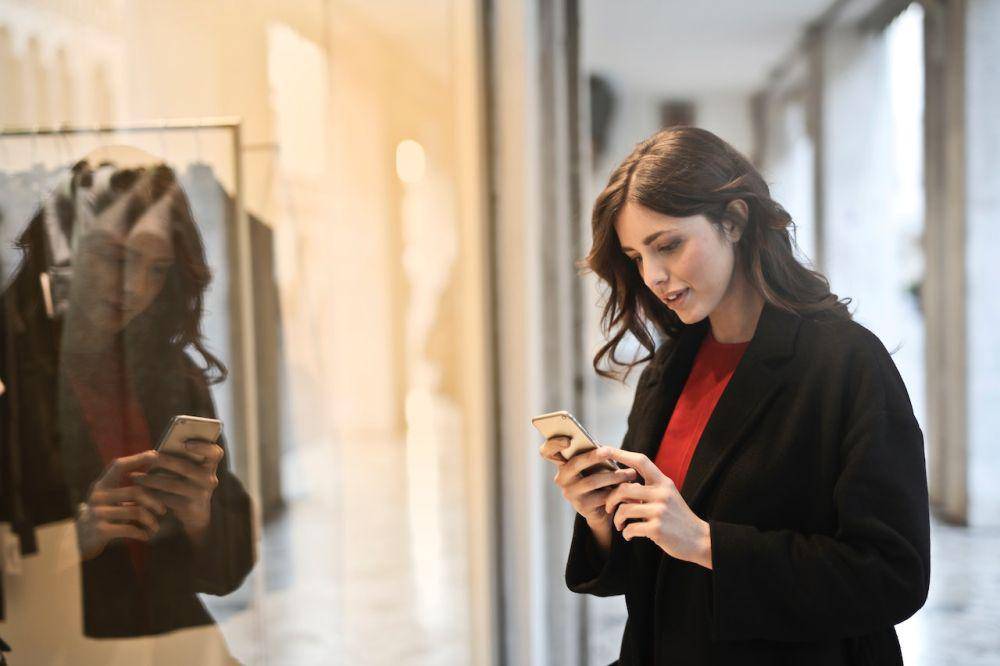 ilustrasi sedang stalking (pexels.com/Andrea Piacquadio)