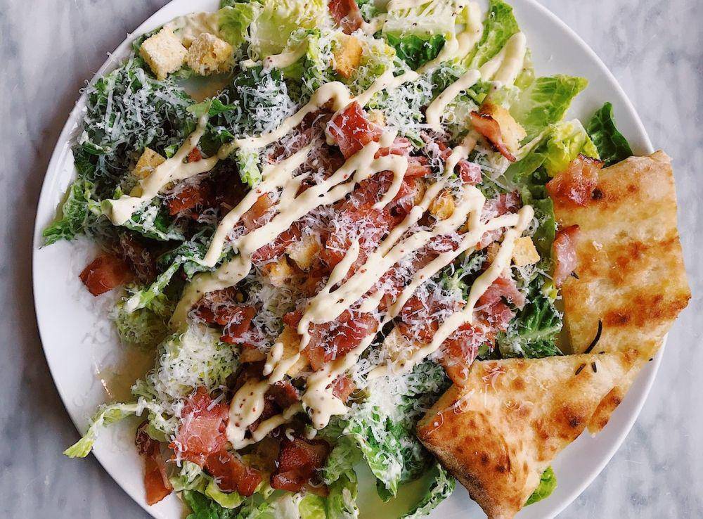 ilustrasi salad dengan anchovy dressing (pexels.com/julie aagaard)