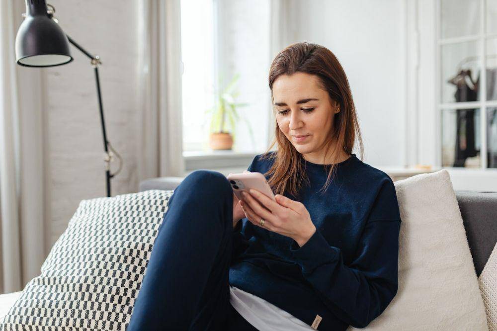 ilustrasi sedang stalking (pexels.com/Karolina Grabowska)