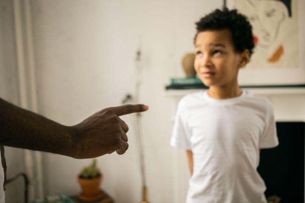 Authority Parenting: Dampak, Ciri-ciri, dan Tips Melakukannya!