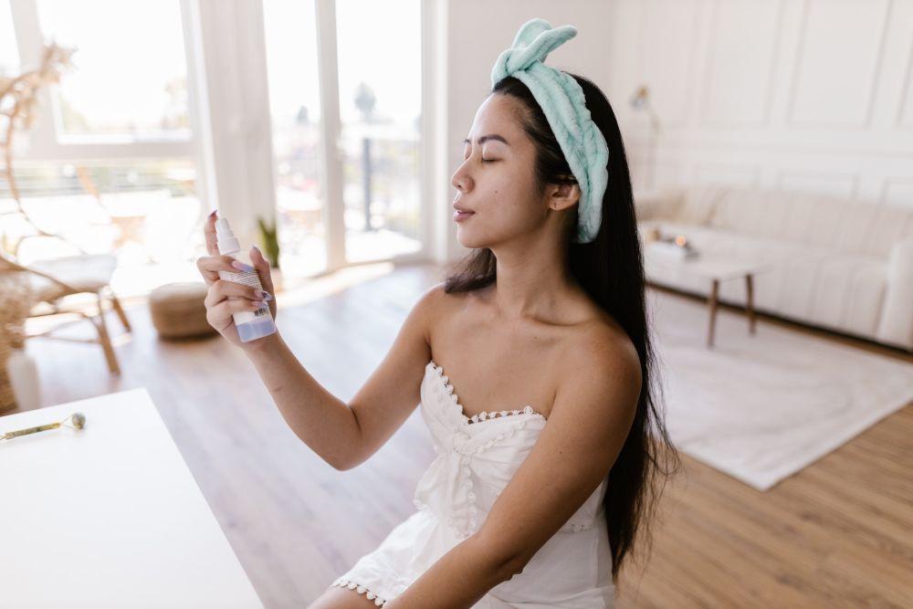 ilustrasi menyemprotkan face mist (pexels.com/RODNAE Productions)