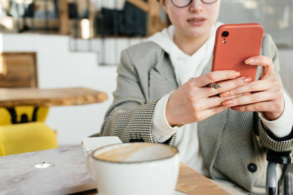 ilustrasi sedang stalking (pexels.com/SHVETS production)