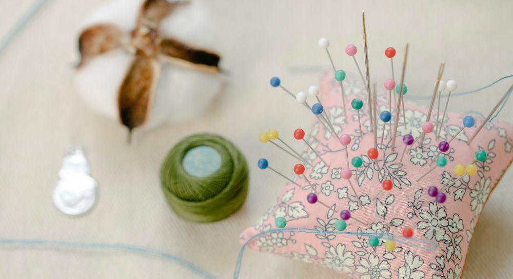 ilustrasi pin cushion dari kain perca (pexels.com/Teona Swift)