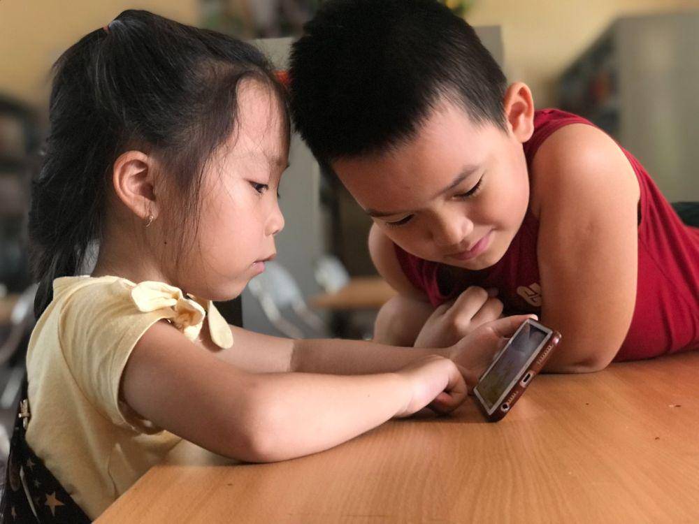 ilustrasi anak-anak bermain smartphone (pexels.com/Triệu Thanh Tâm)