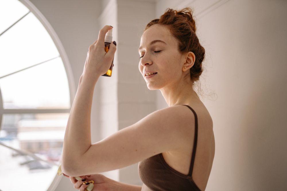 ilustrasi menyemprotkan face mist (pexels.com/Yan Krukau)