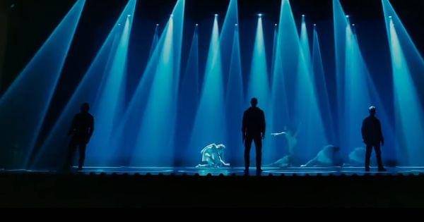 Zero muncul bersama The Shinobi dari dalam panggung ( Dok. Lionsgate / John Wick 3 )