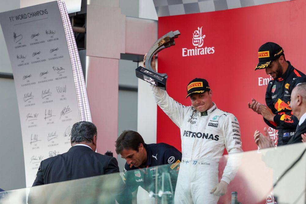 Valtteri Bottas mengangkat trofi juara pertama di Gp Azerbaijan 2019. (twitter.com/Baku City Circuit)