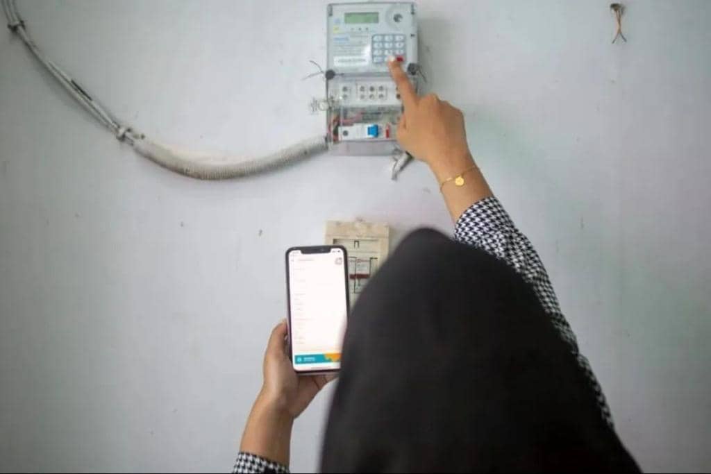 Ilustrasi warga mengisi token pada meteran listrik. (Doc: PLN)