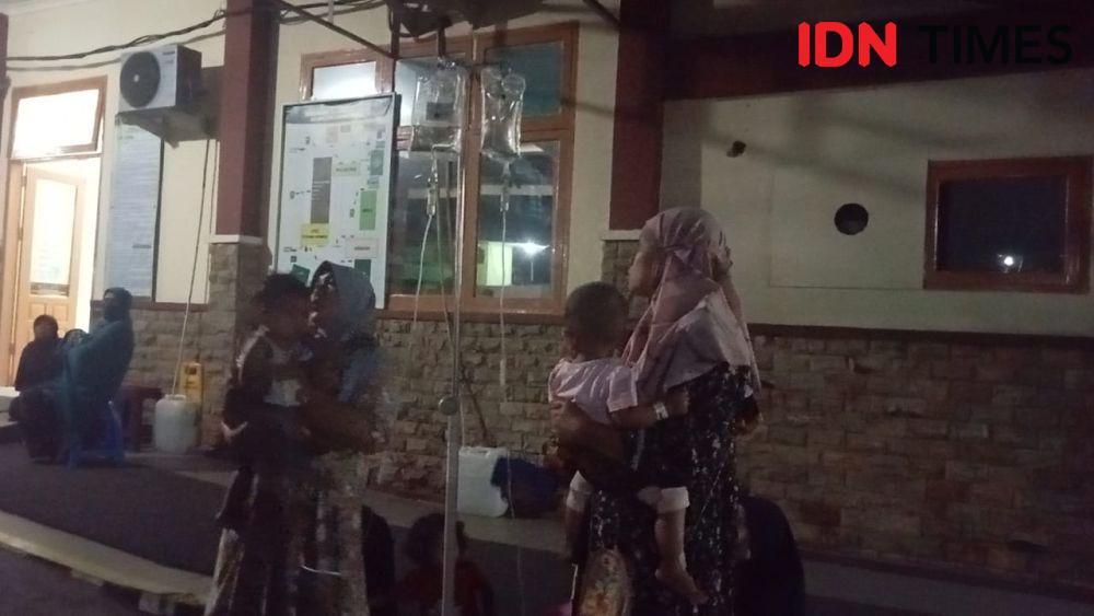 Pasien RS Ibnu Sina Pasaman Barat Dievakuasi Keluar Ruangan. Doc.IDN Times