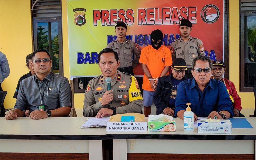 Polres Mimika gelar konferensi pers pengungkapan tersangka pemasok dan pengedar ganja, Selasa (4/4/2023) di Mako Polres Mimika, Jalan Agimuga, Mile 32, Timika, Papua Tengah. (IDN Times/Endy Langobelen)