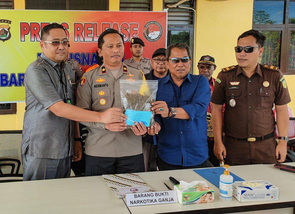 Polisi menunjukkan barang bukti ganja yang dibawa tersangka dari Kota Jayapura. (IDN Times/Endy Langobelen)