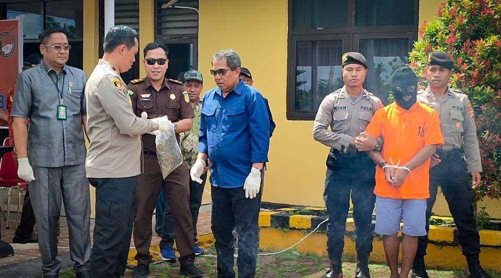 Polisi bersiap-siap memusnahkan barang bukti ganja sebanyak 231,9 gram. (IDN Times/Endy Langobelen)