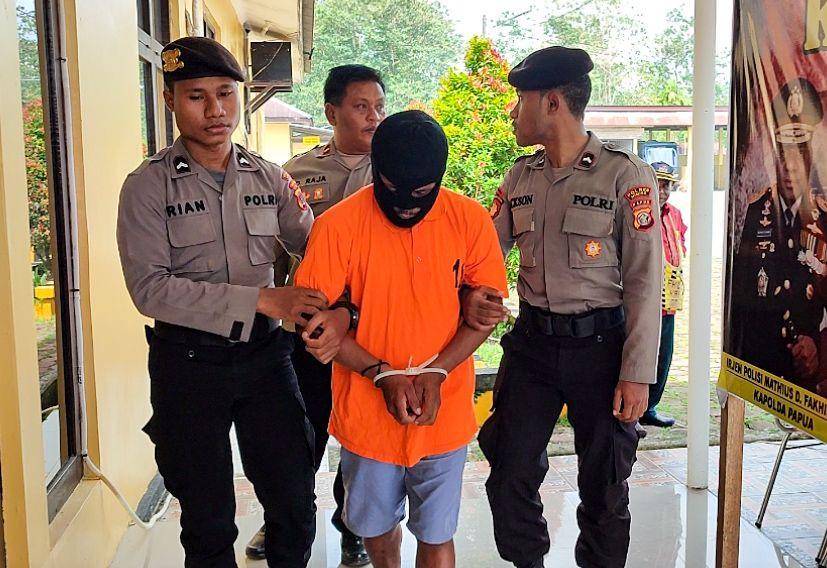 Tersangka M.K.S.S. saat dibawa polisi menuju ruang tahanan. (IDN Times/Endy Langobelen)