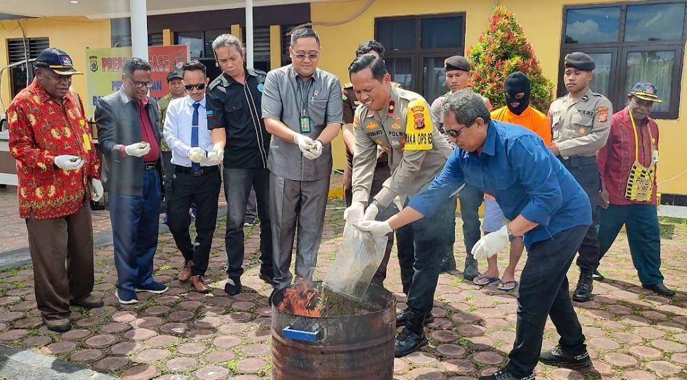 Polisi bersama pihak pengadilan negeri, tokoh-tokoh agama, dan kuasa hukum tersangka memusnahkan barang bukti. (IDN Times/Endy Langobelen)