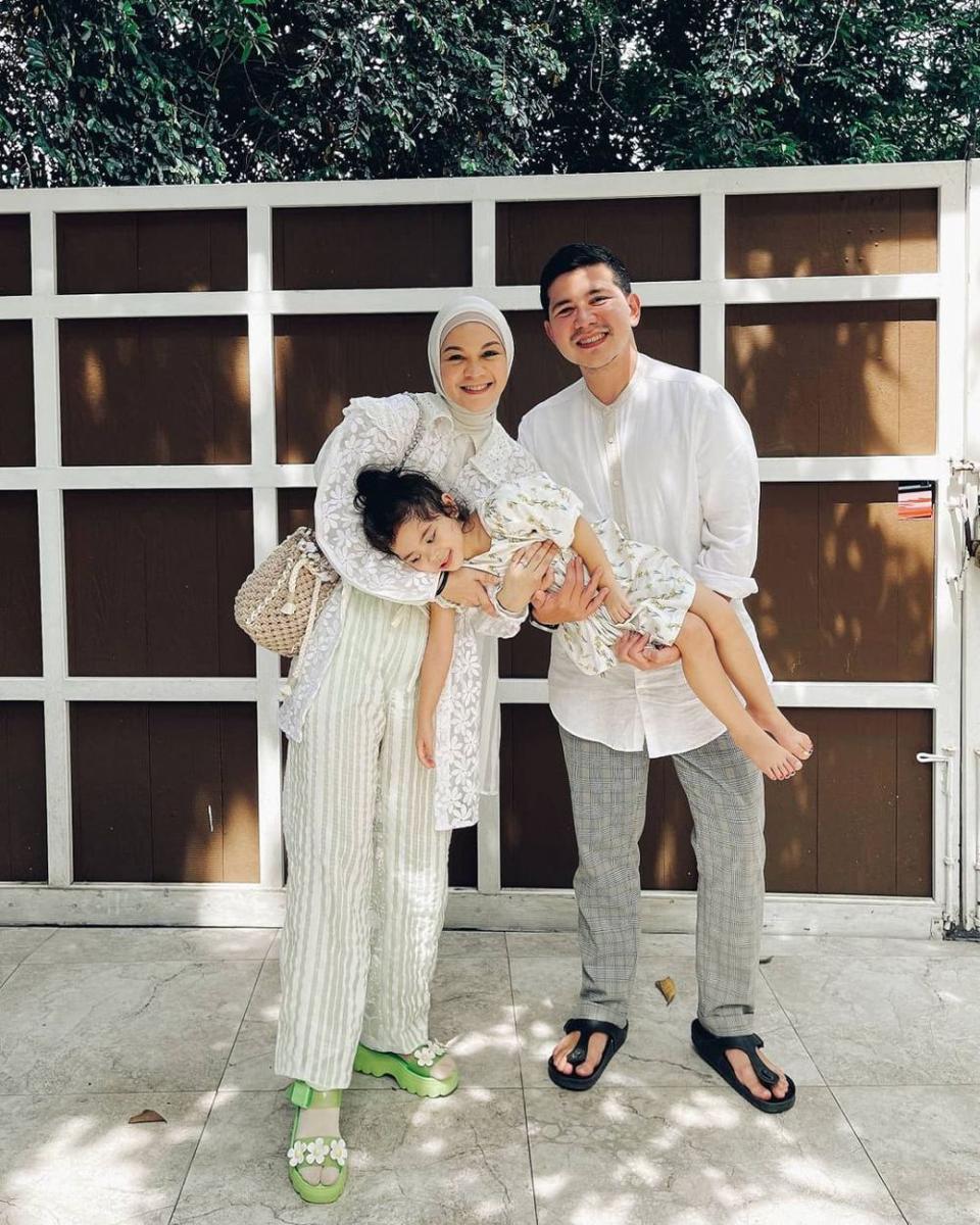 outfit keluarga Haykal Kamil dan Tantri Namirah. (instagram.com/haykalkamil)