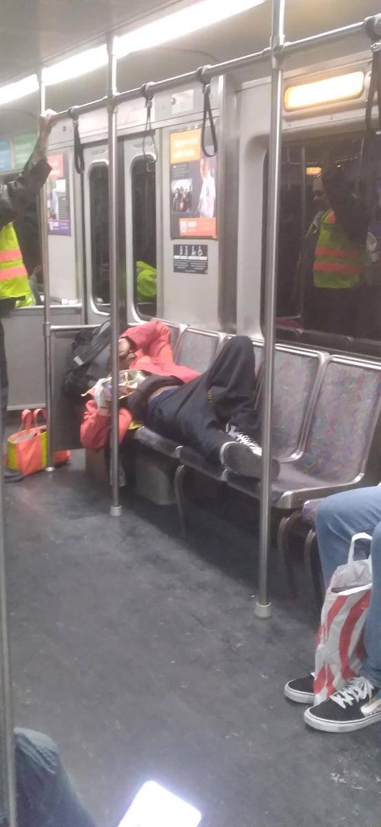 momen apes dan ngeselin saat berada di kereta (reddit.com/user/thedafthatter)