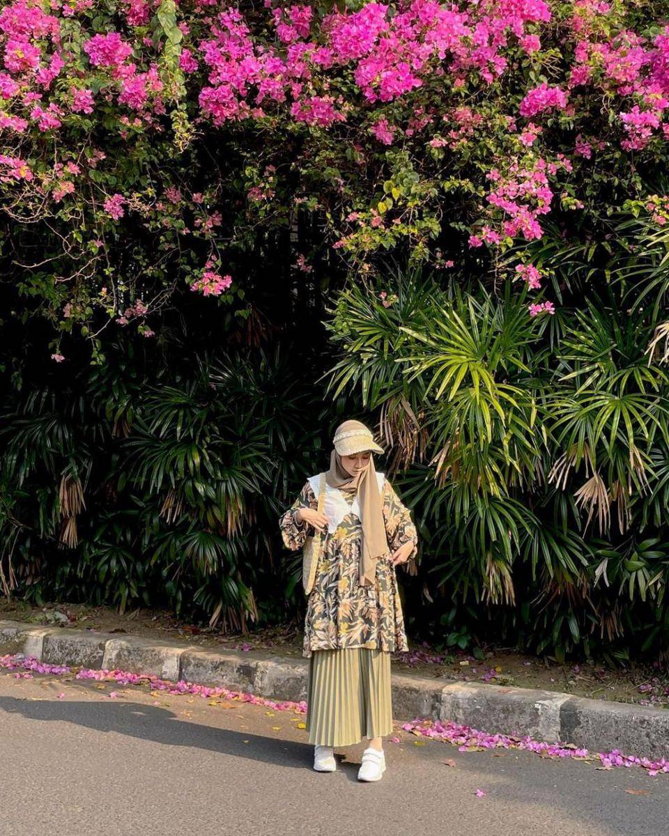 inspirasi OOTD bukber dengan tunik motif (instagram.com/richaeu)
