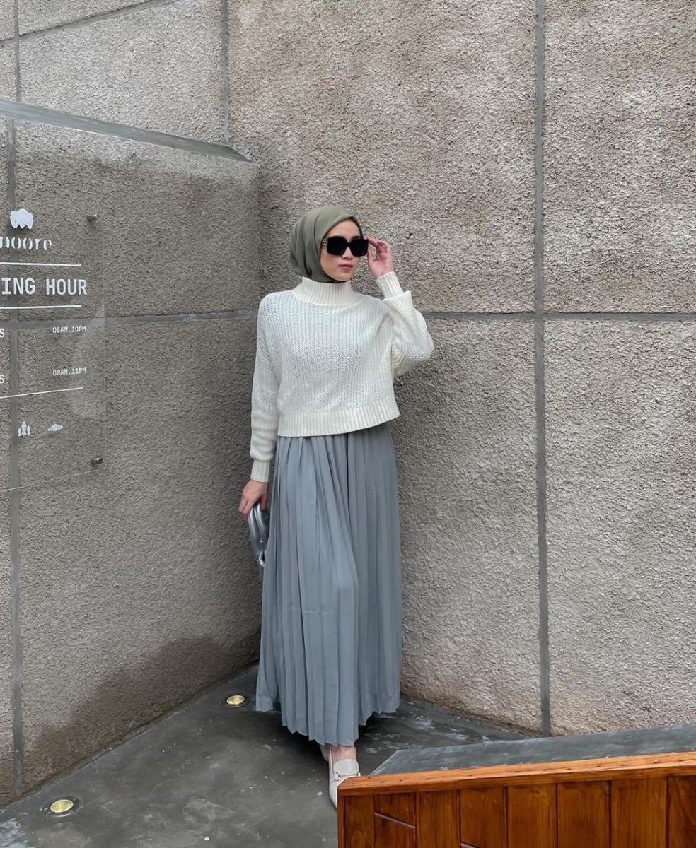 ide mix and match atasan putih ala Vina Maulina (instagram.com/vinamaulina)