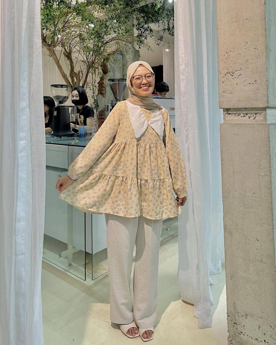 inspirasi OOTD bukber dengan tunik motif (instagram.com/fitrahydy)
