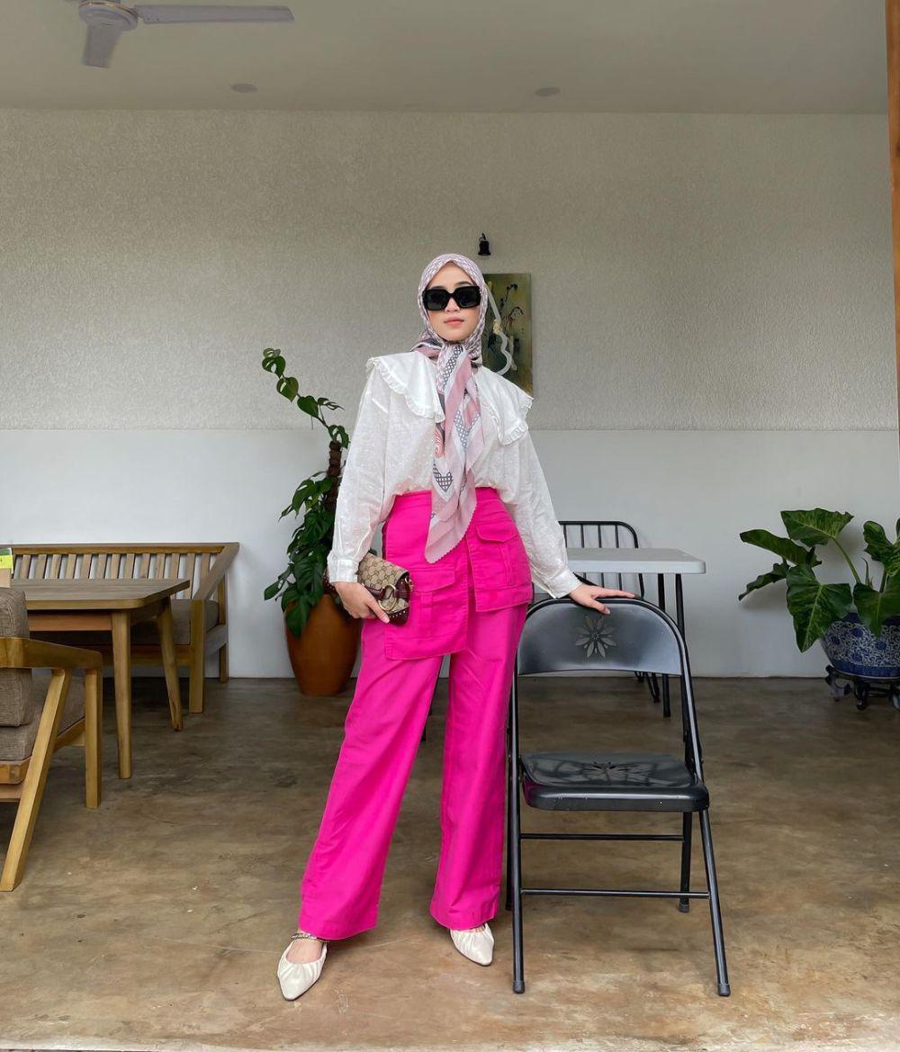 ide mix and match atasan putih ala Vina Maulina (instagram.com/vinamaulina)