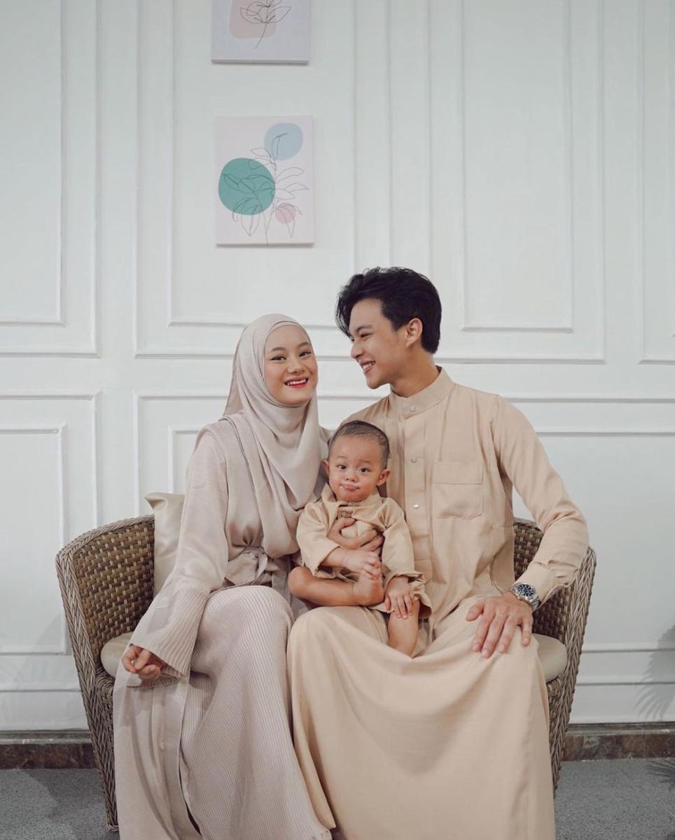outfit keluarga Rey Mbayang dan Dinda Hauw. (instagram.com/rey_mbayang)