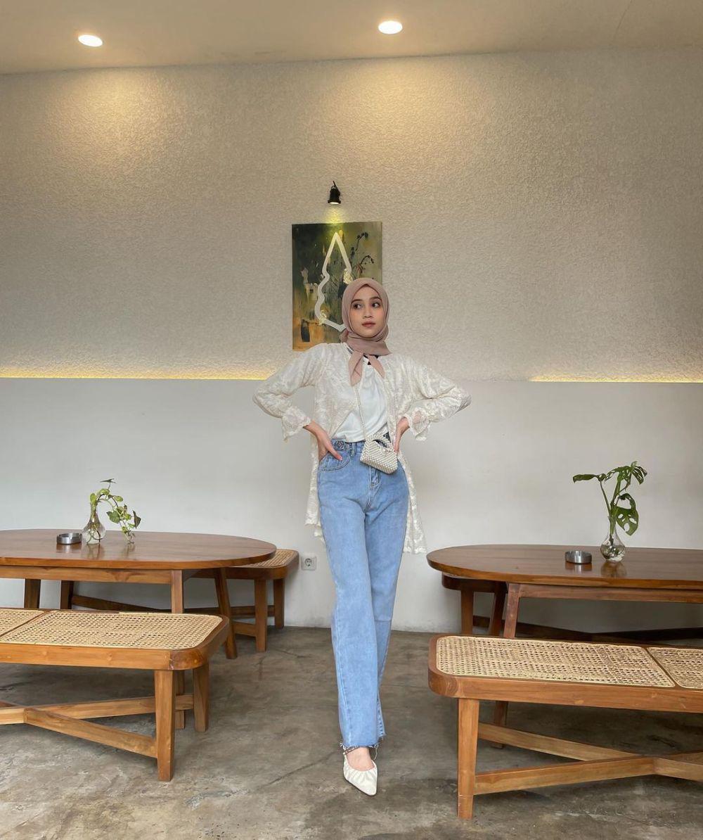 ide mix and match atasan putih ala Vina Maulina (instagram.com/vinamaulina)