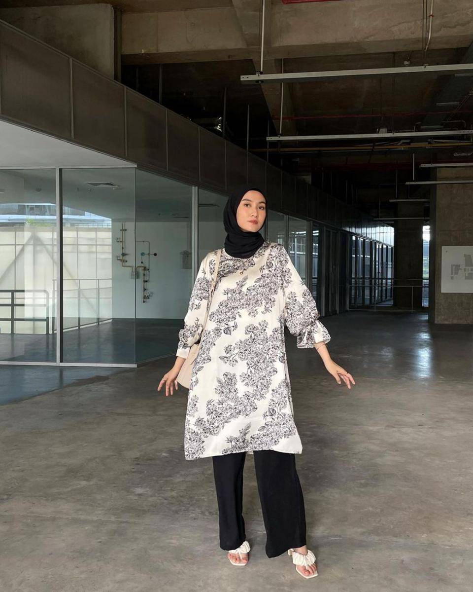 inspirasi OOTD bukber dengan tunik motif (instagram.com/inasrana)