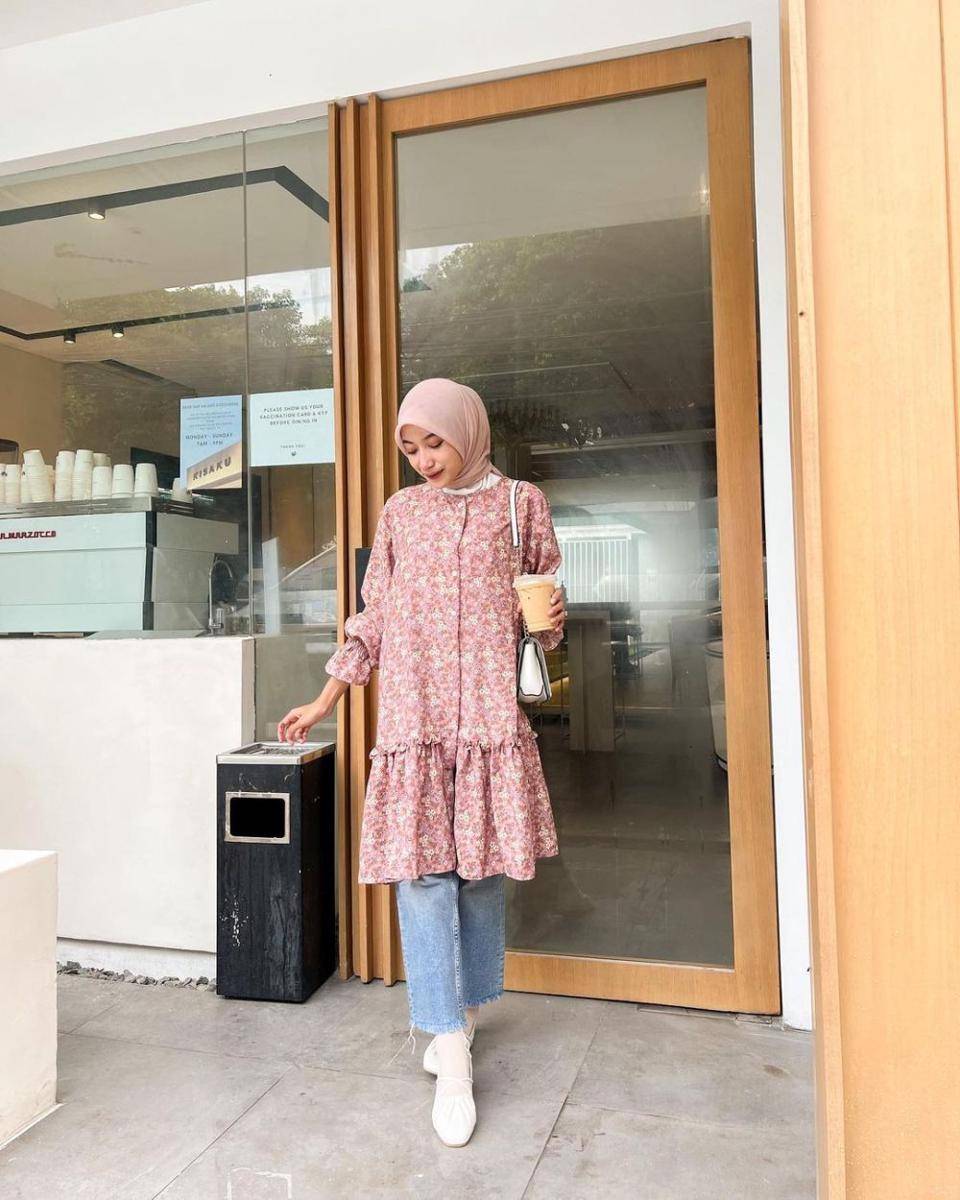 inspirasi OOTD bukber dengan tunik motif (instagram.com/rafikarahmaaa)
