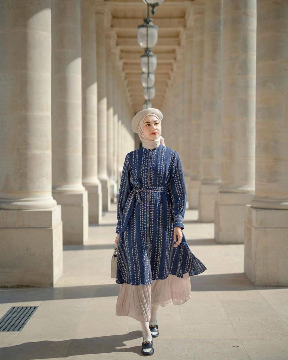 inspirasi OOTD bukber dengan tunik motif (instagram.com/bahjatina)