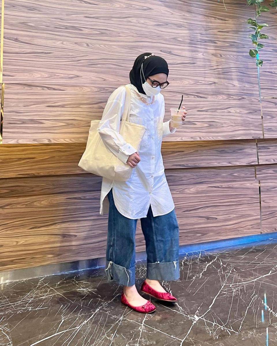 gaya outfit hijab untuk ke mall ala Alfi Siregar (instagram.com/alfisrg)