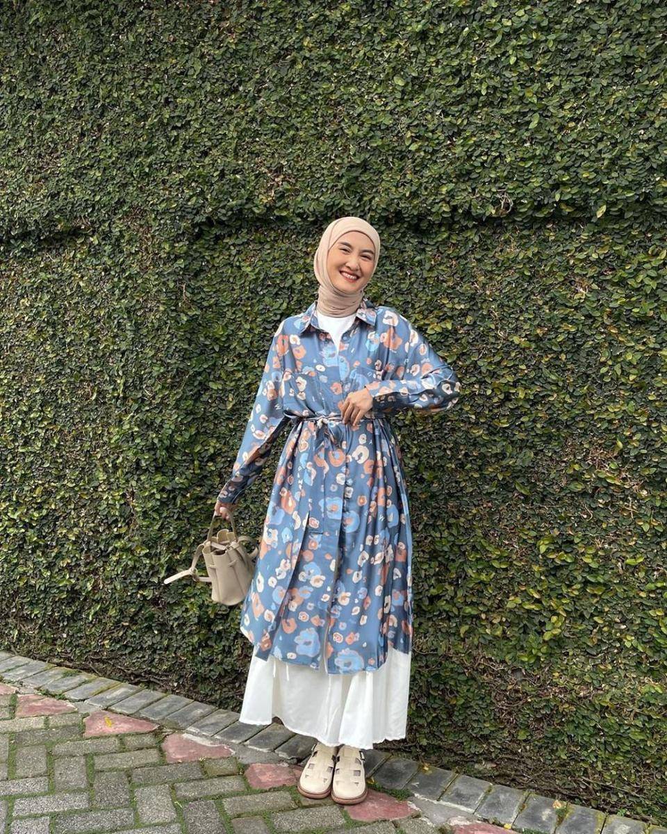 inspirasi OOTD bukber dengan tunik motif (instagram.com/inasrana)