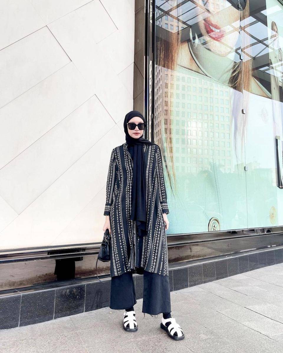 inspirasi OOTD bukber dengan tunik motif (instagram.com/bahjatina)