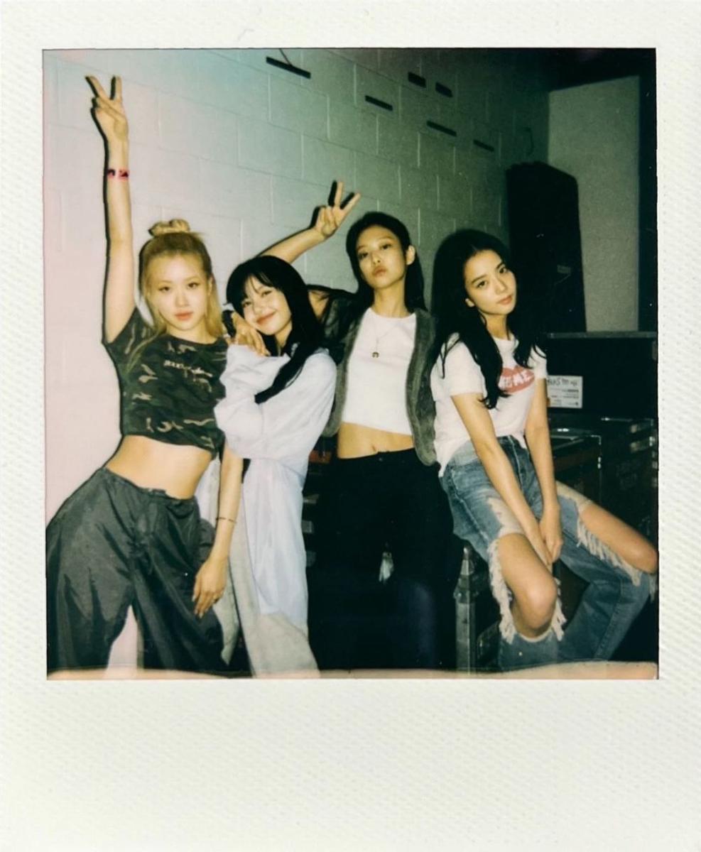 potret Jisoo dengan para member BLACKPINK (instagram.com/sooyaaa__)