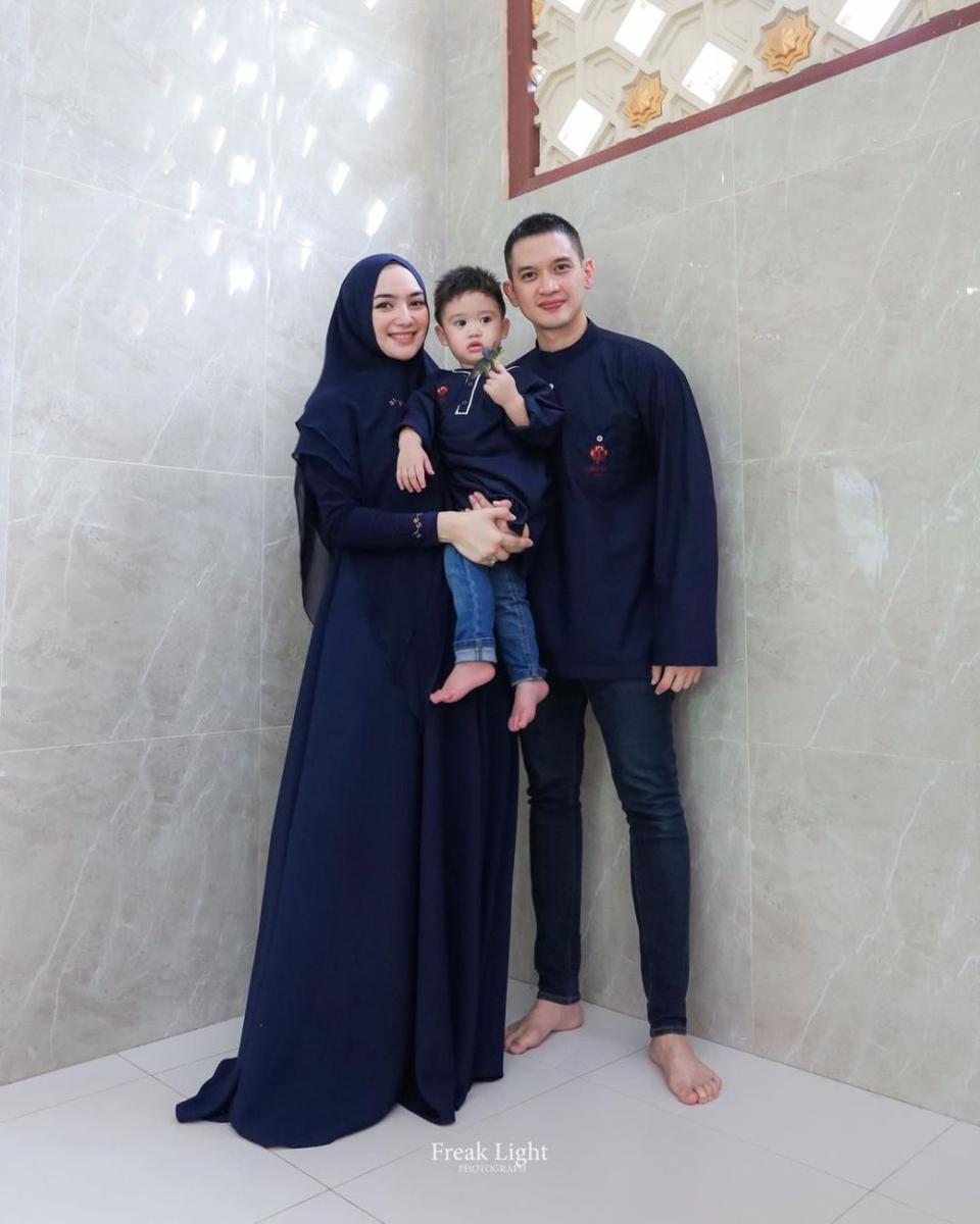 outfit keluarga Rezky Adhitya dan Citra Kirana. (instagram.com/citraciki)